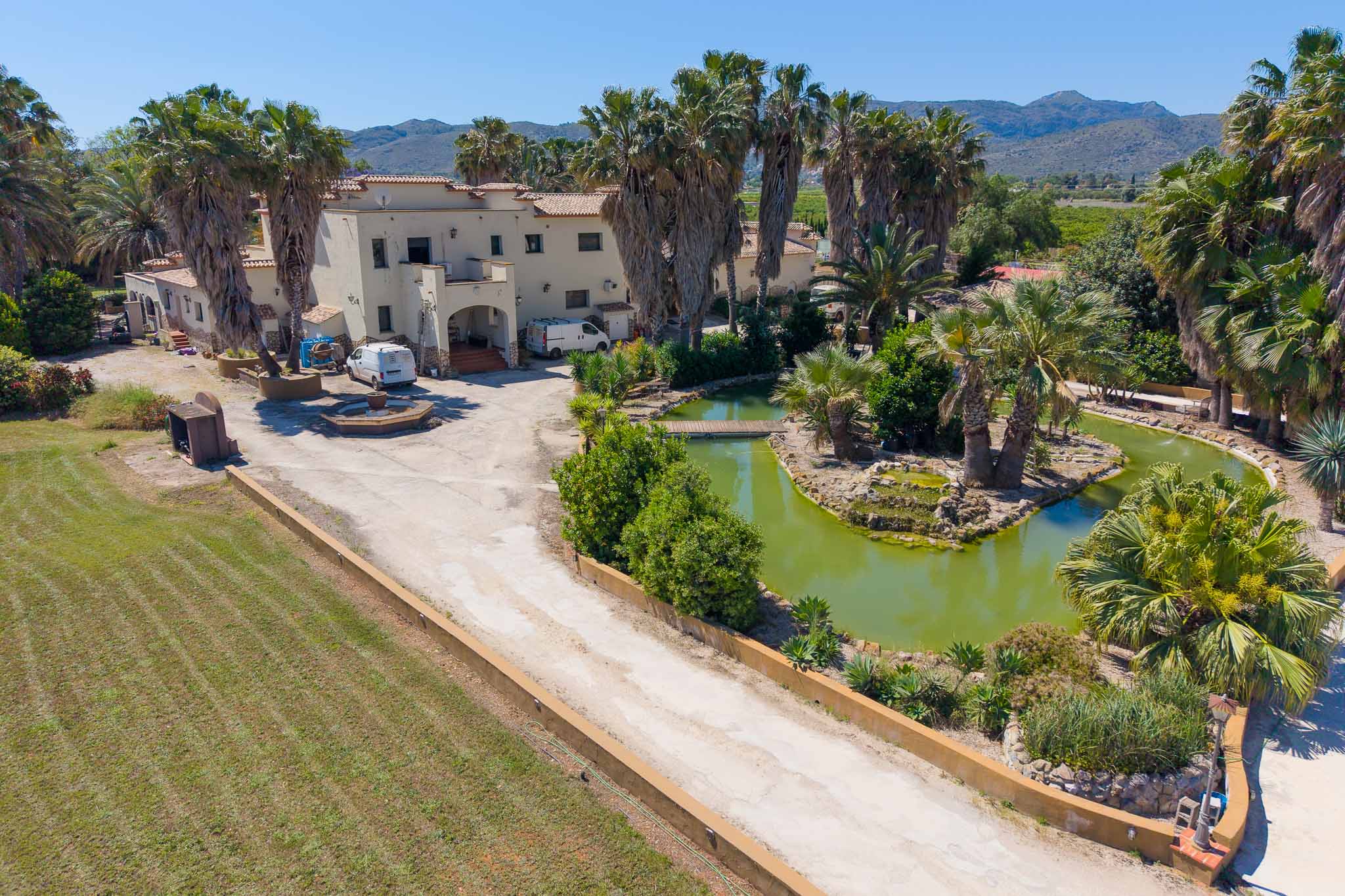 Villa de 5 dormitorios en venta en Ondara con piscina y terreno de 10.000 m2