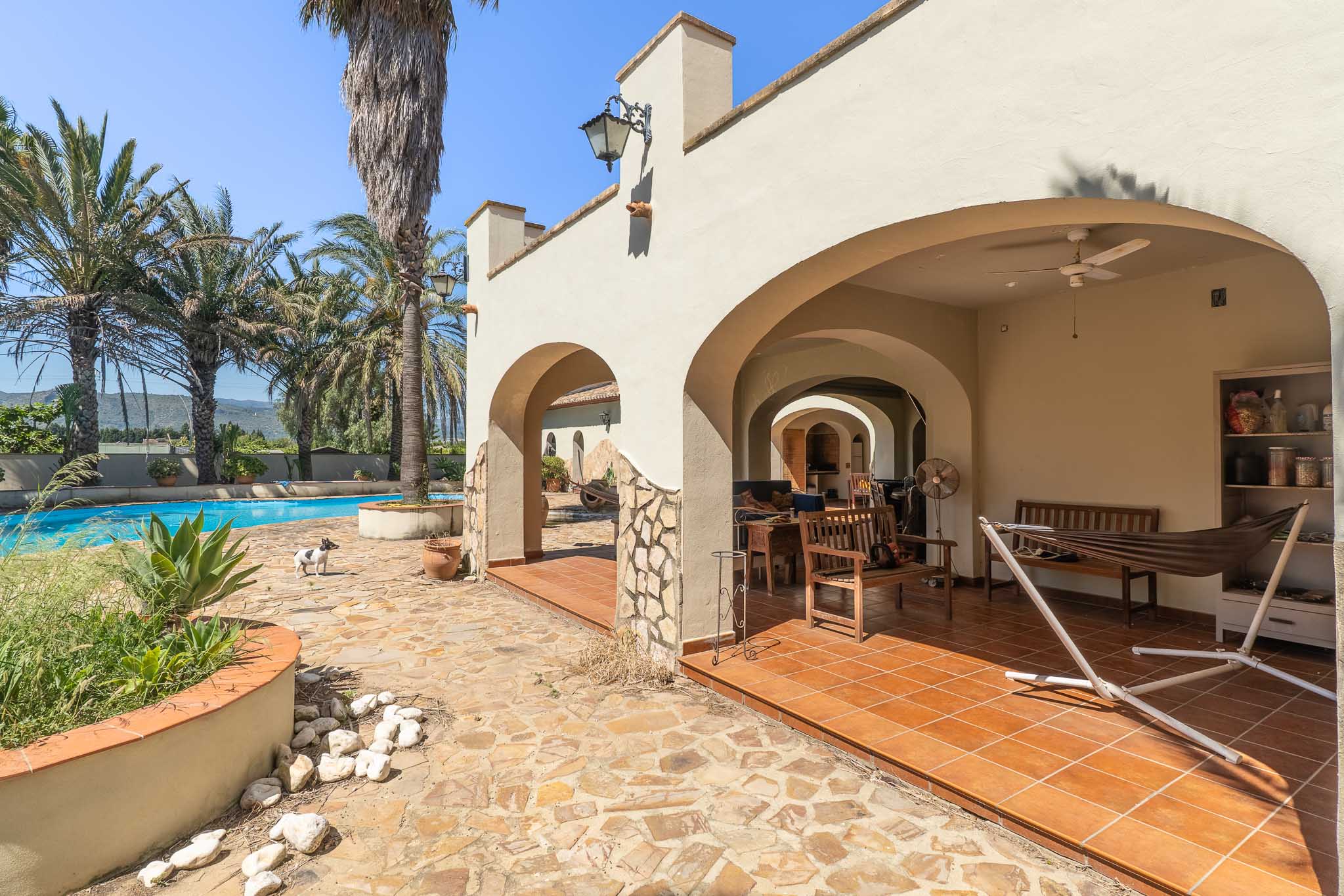 Villa de 5 dormitorios en venta en Ondara con piscina y terreno de 10.000 m2