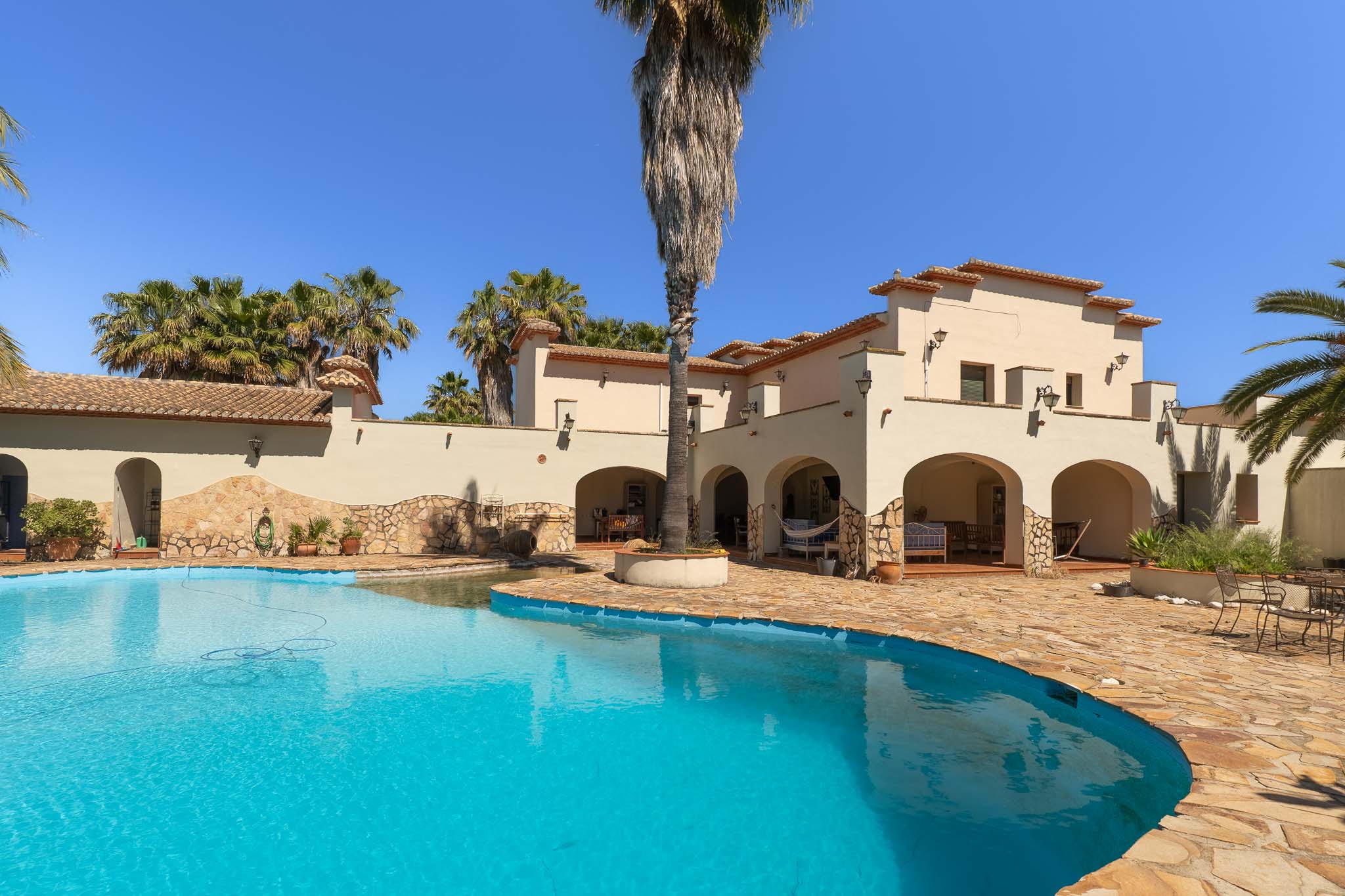 Villa de 5 dormitorios en venta en Ondara con piscina y terreno de 10.000 m2