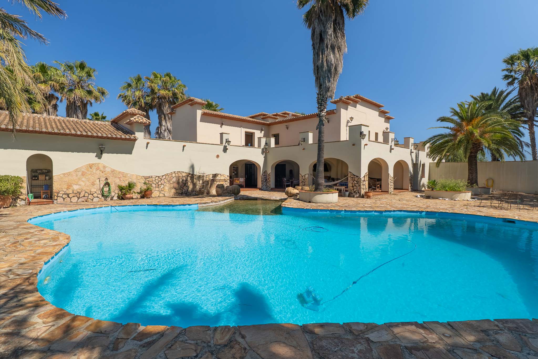 Villa de 5 dormitorios en venta en Ondara con piscina y terreno de 10.000 m2