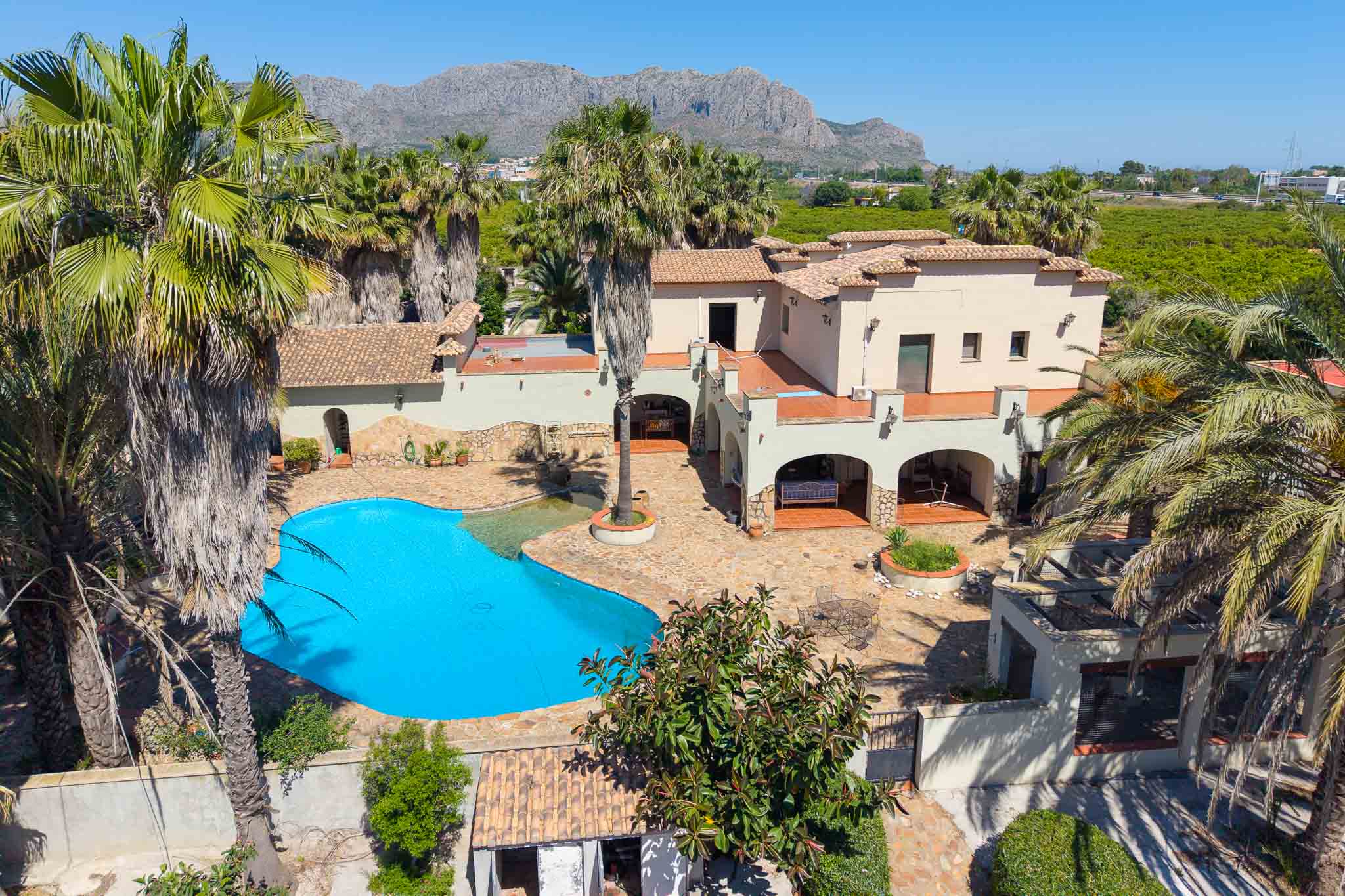 Villa de 5 dormitorios en venta en Ondara con piscina y terreno de 10.000 m2