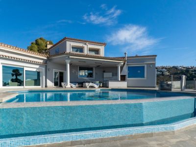 Villa de lujo en venta en Moraira con vistas panorámicas al mar