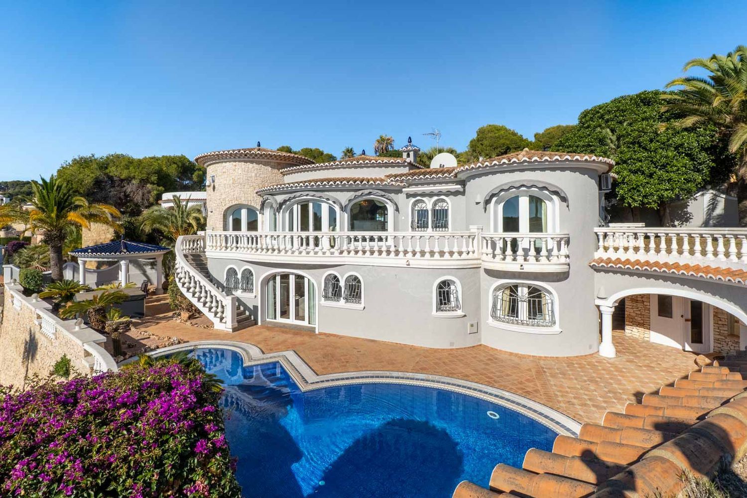 Villa de lujo en venta en Benissa con piscina privada y vistas panorámicas al mar