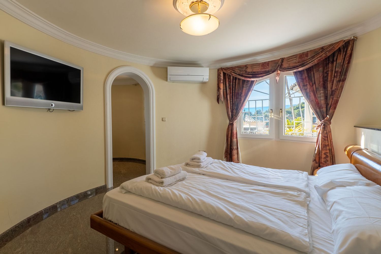 Villa de lujo en venta en Benissa con piscina privada y vistas panorámicas al mar
