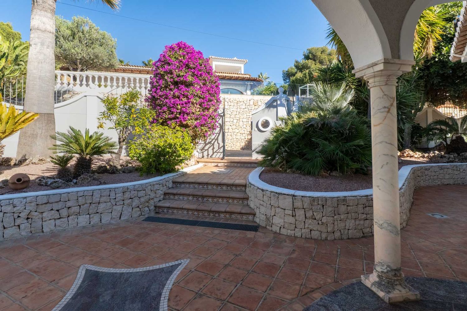 Villa de lujo en venta en Benissa con piscina privada y vistas panorámicas al mar