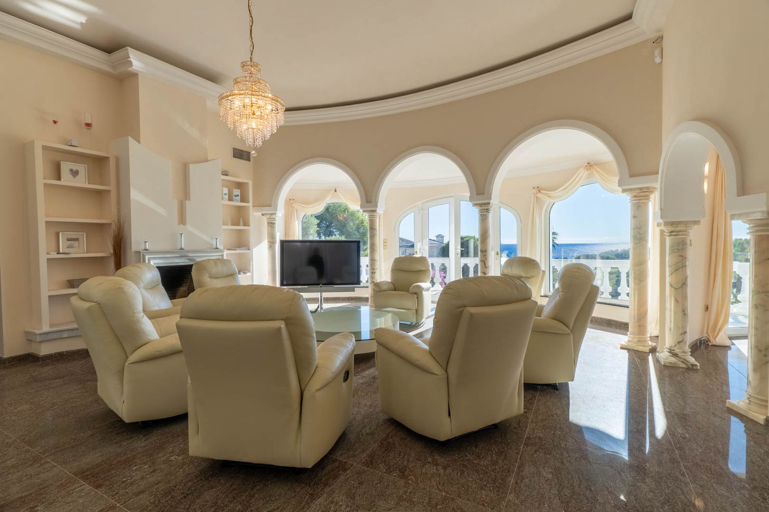 Villa de lujo en venta en Benissa con piscina privada y vistas panorámicas al mar