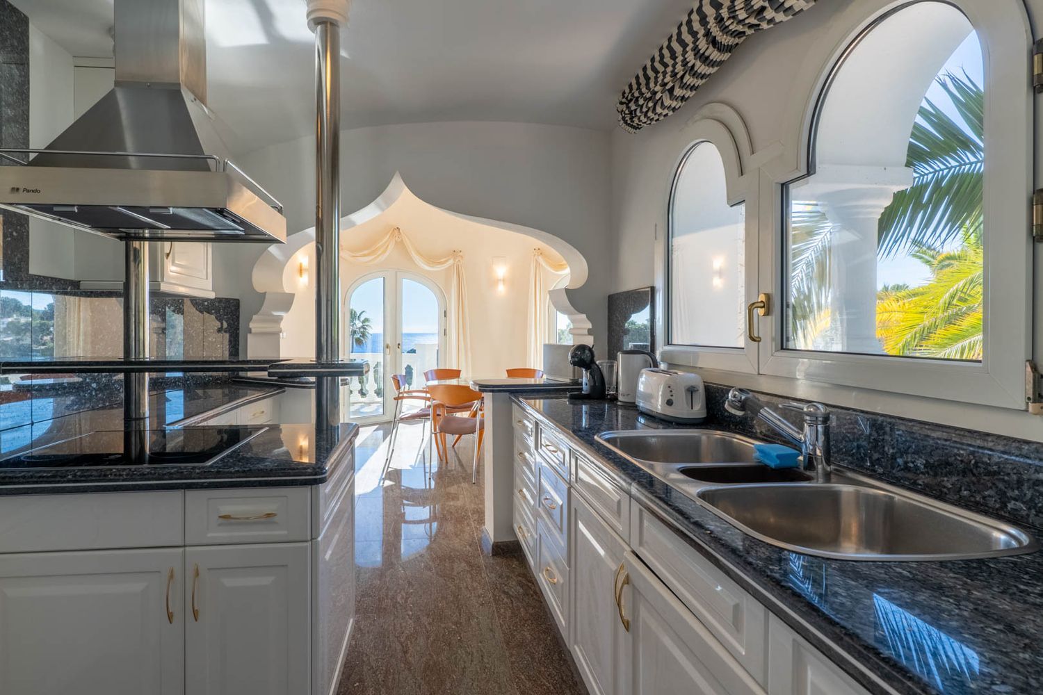 Villa de lujo en venta en Benissa con piscina privada y vistas panorámicas al mar