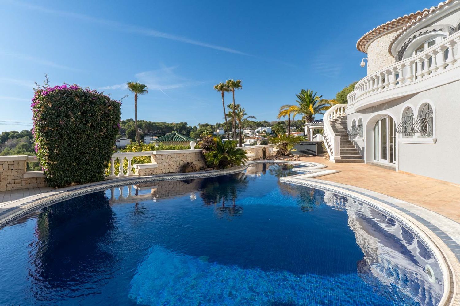 Villa de lujo en venta en Benissa con piscina privada y vistas panorámicas al mar