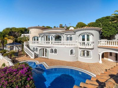 Villa de lujo en venta en Benissa con piscina privada y vistas panorámicas al mar
