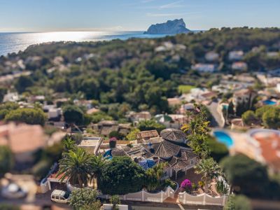 Villa de lujo en venta en Benissa con piscina privada y vistas panorámicas al mar