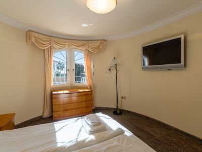 Villa de lujo en venta en Benissa con piscina privada y vistas panorámicas al mar
