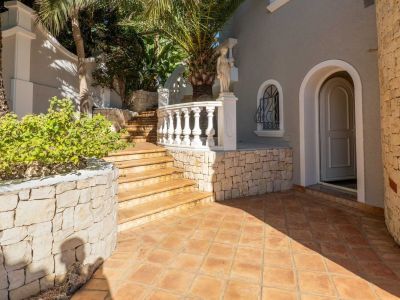 Villa de lujo en venta en Benissa con piscina privada y vistas panorámicas al mar