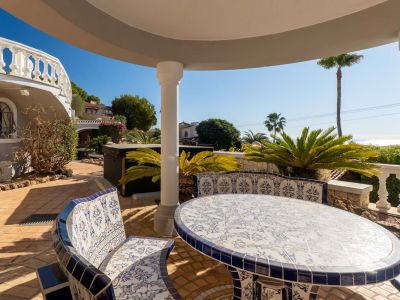 Villa de lujo en venta en Benissa con piscina privada y vistas panorámicas al mar