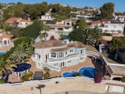 Villa de lujo en venta en Benissa con piscina privada y vistas panorámicas al mar