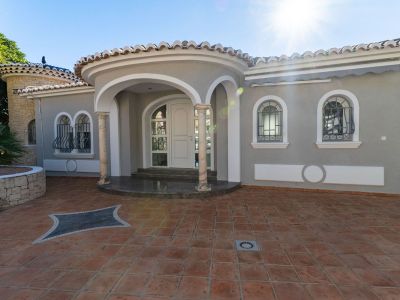 Villa de lujo en venta en Benissa con piscina privada y vistas panorámicas al mar