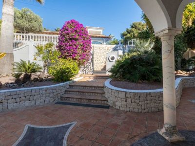 Villa de lujo en venta en Benissa con piscina privada y vistas panorámicas al mar