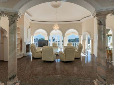 Villa de lujo en venta en Benissa con piscina privada y vistas panorámicas al mar