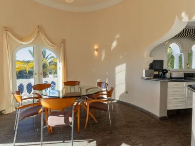 Villa de lujo en venta en Benissa con piscina privada y vistas panorámicas al mar
