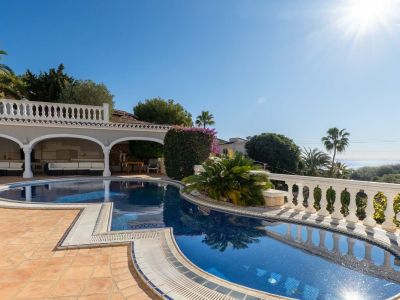 Villa de lujo en venta en Benissa con piscina privada y vistas panorámicas al mar