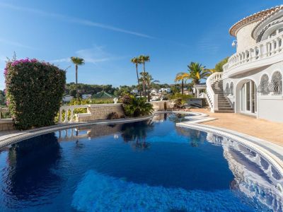 Villa de lujo en venta en Benissa con piscina privada y vistas panorámicas al mar