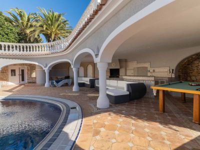 Villa de lujo en venta en Benissa con piscina privada y vistas panorámicas al mar