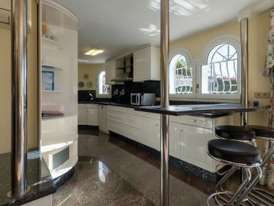 Villa de lujo en venta en Benissa con piscina privada y vistas panorámicas al mar