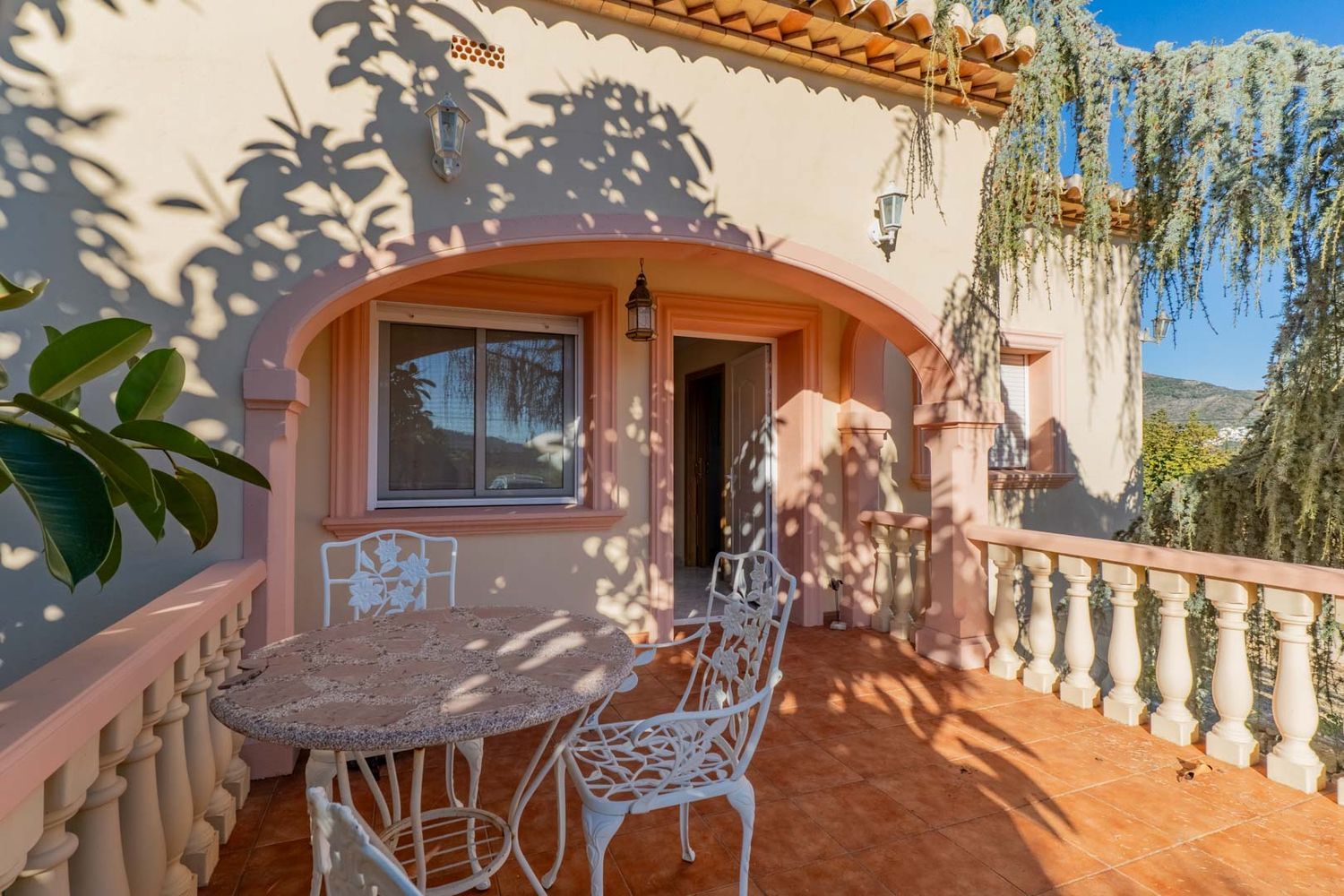 Villa de estilo mediterráneo en venta en Jalón con piscina privada y potencial de inversión