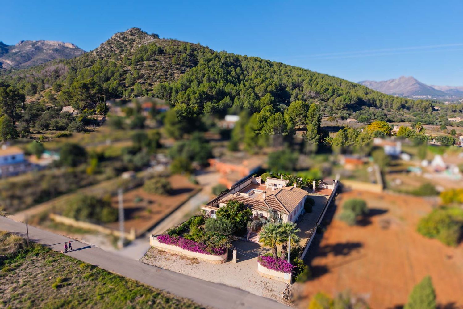 Villa de estilo mediterráneo en venta en Jalón con piscina privada y potencial de inversión