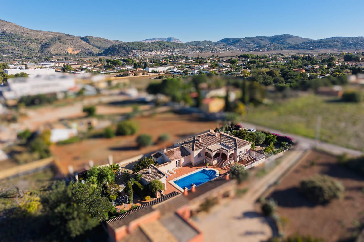 Villa de estilo mediterráneo en venta en Jalón con piscina privada y potencial de inversión