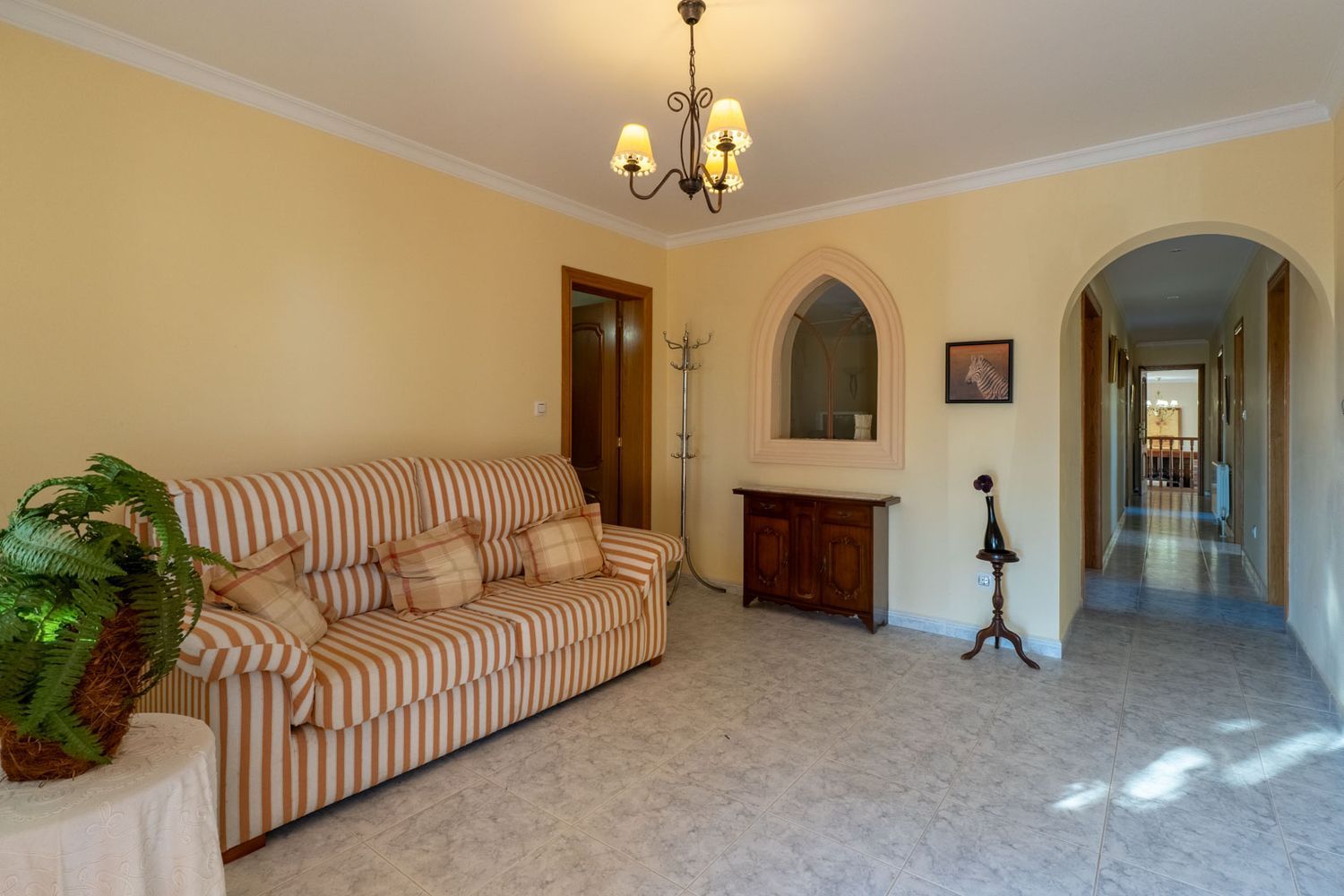 Villa de estilo mediterráneo en venta en Jalón con piscina privada y potencial de inversión