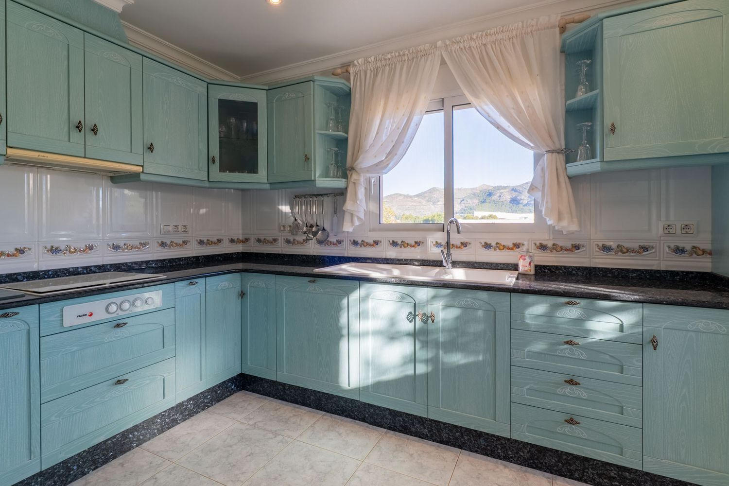 Villa de estilo mediterráneo en venta en Jalón con piscina privada y potencial de inversión