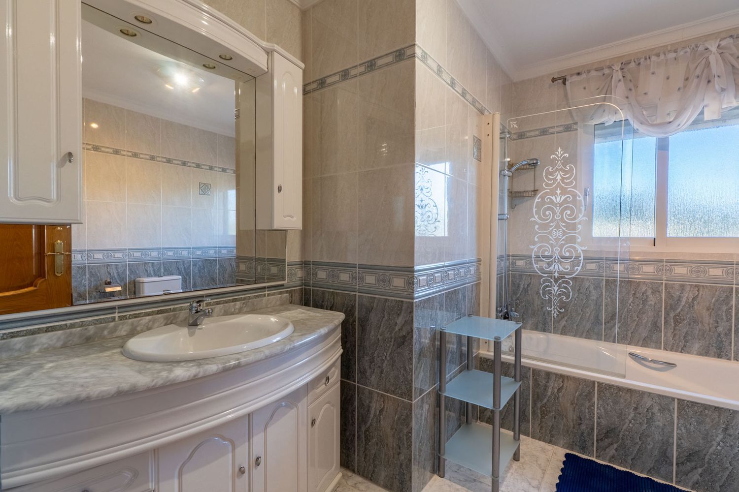 Villa de estilo mediterráneo en venta en Jalón con piscina privada y potencial de inversión
