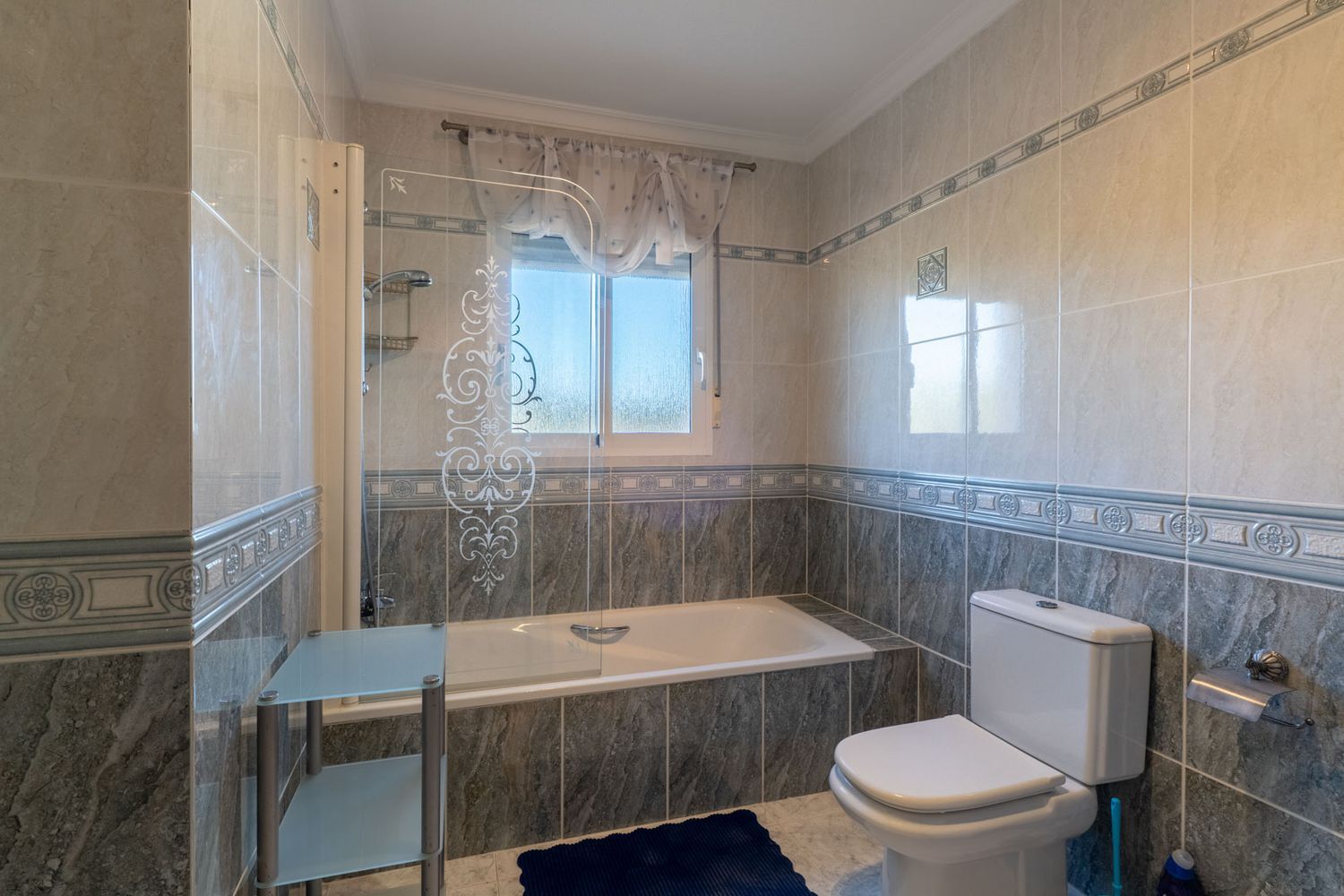 Villa de estilo mediterráneo en venta en Jalón con piscina privada y potencial de inversión