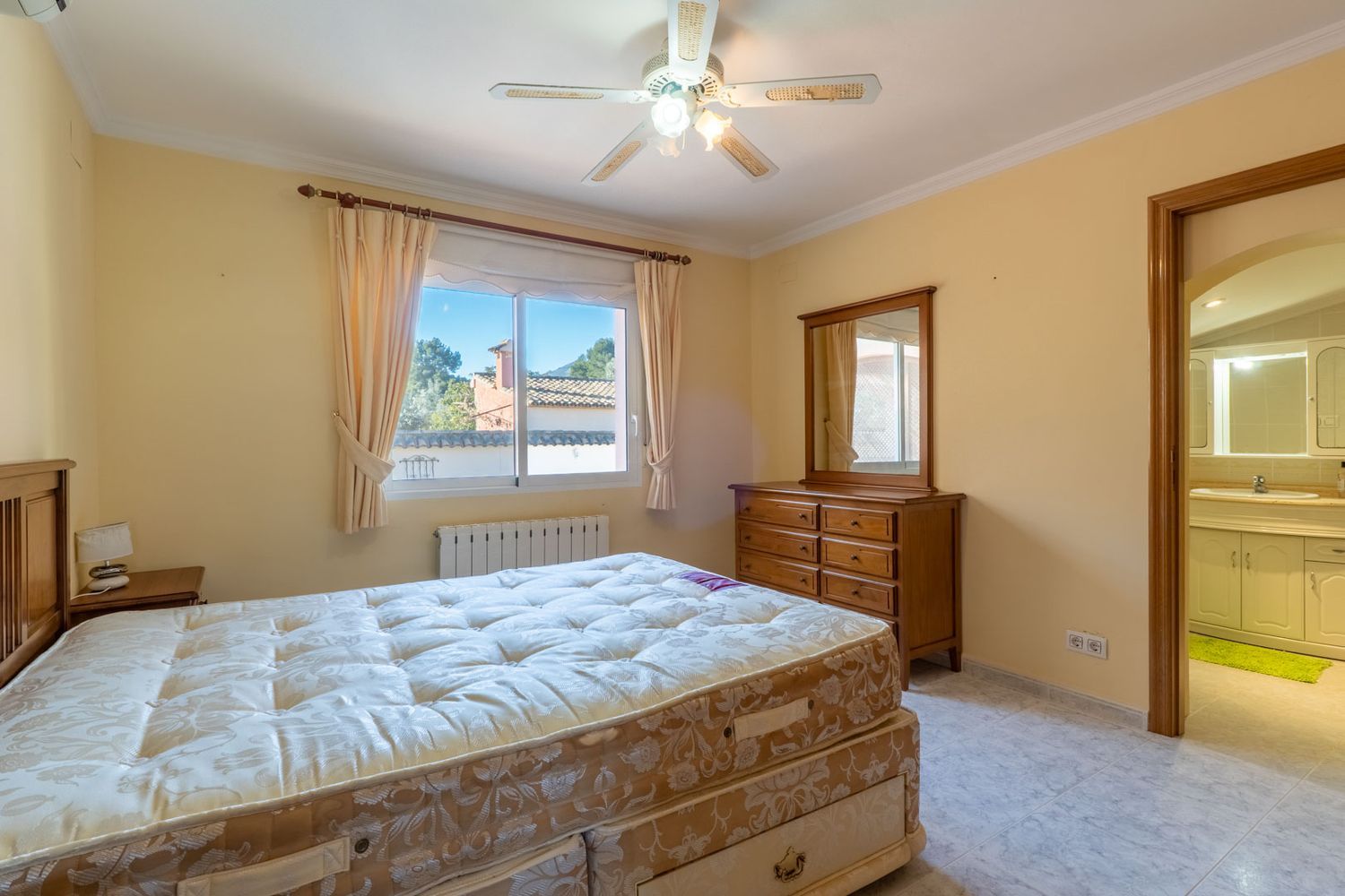 Villa de estilo mediterráneo en venta en Jalón con piscina privada y potencial de inversión