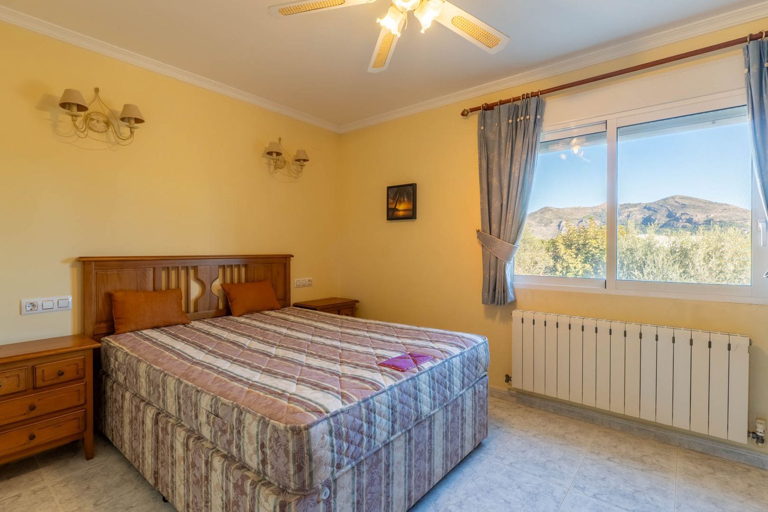 Villa de estilo mediterráneo en venta en Jalón con piscina privada y potencial de inversión