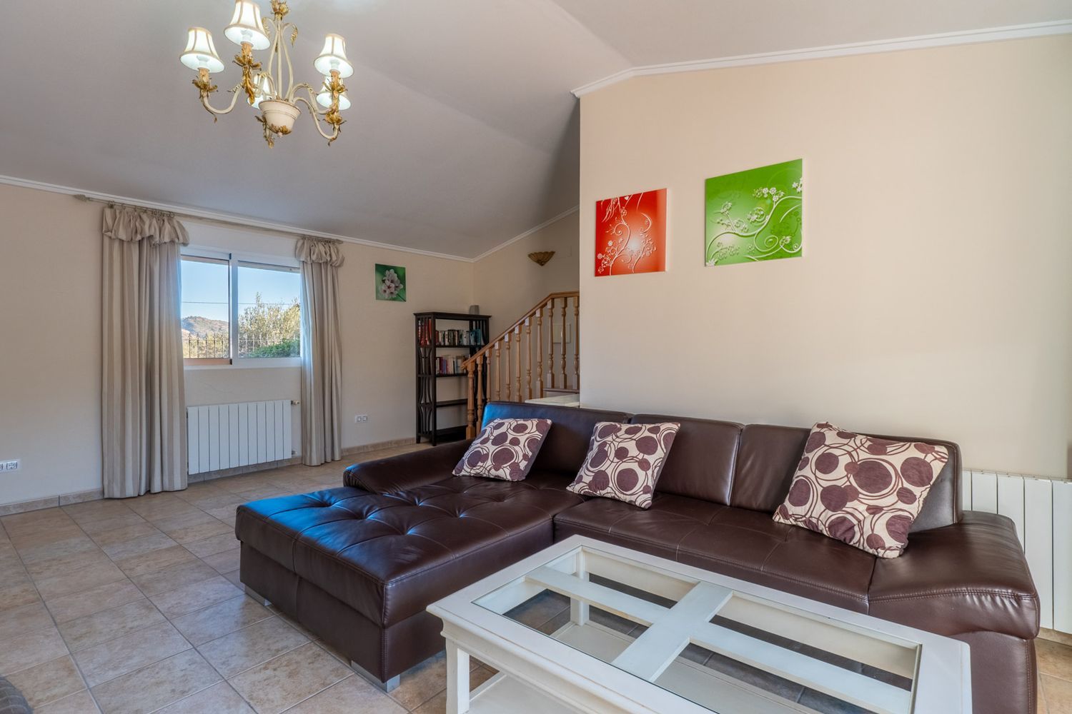 Villa de estilo mediterráneo en venta en Jalón con piscina privada y potencial de inversión