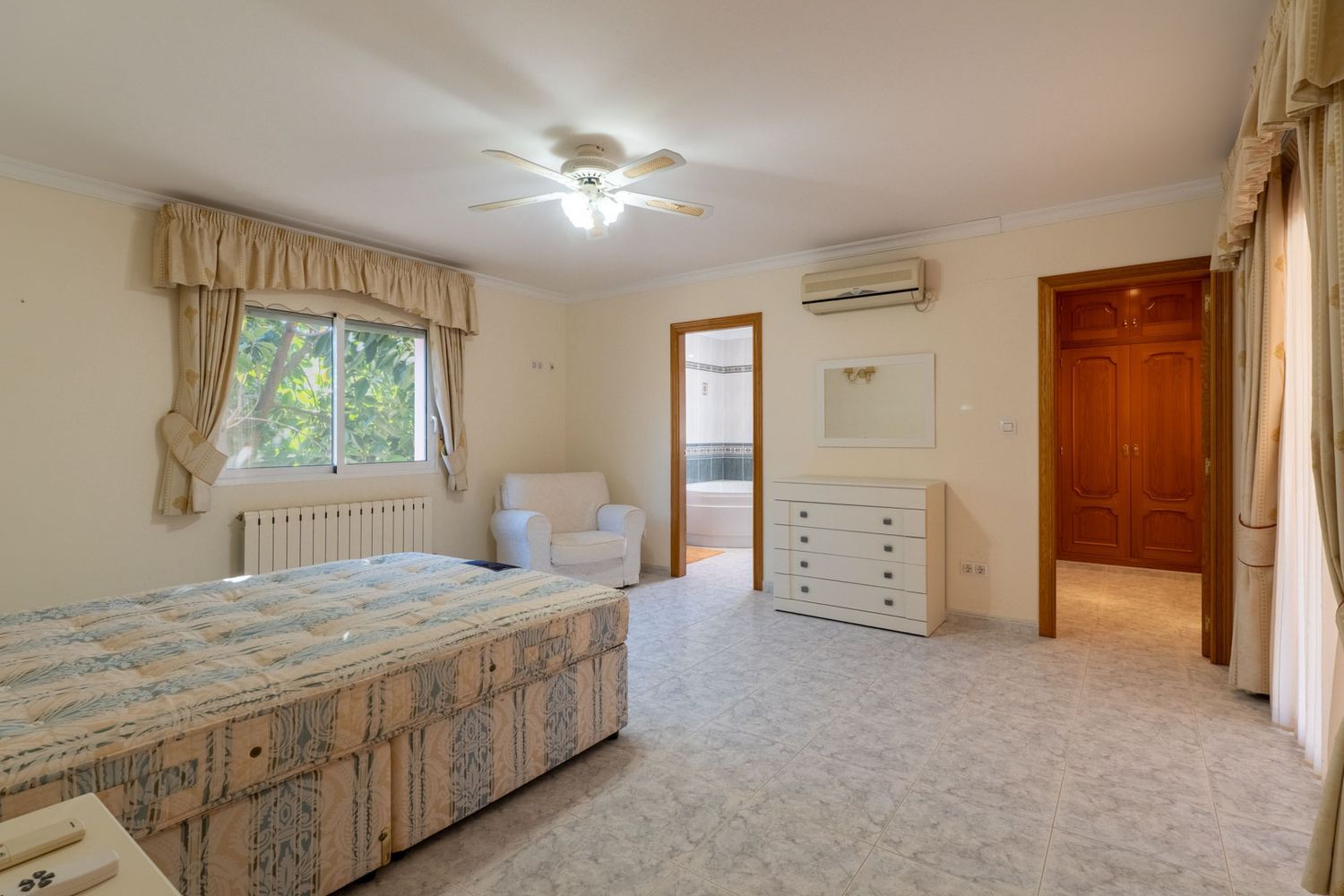 Villa de estilo mediterráneo en venta en Jalón con piscina privada y potencial de inversión