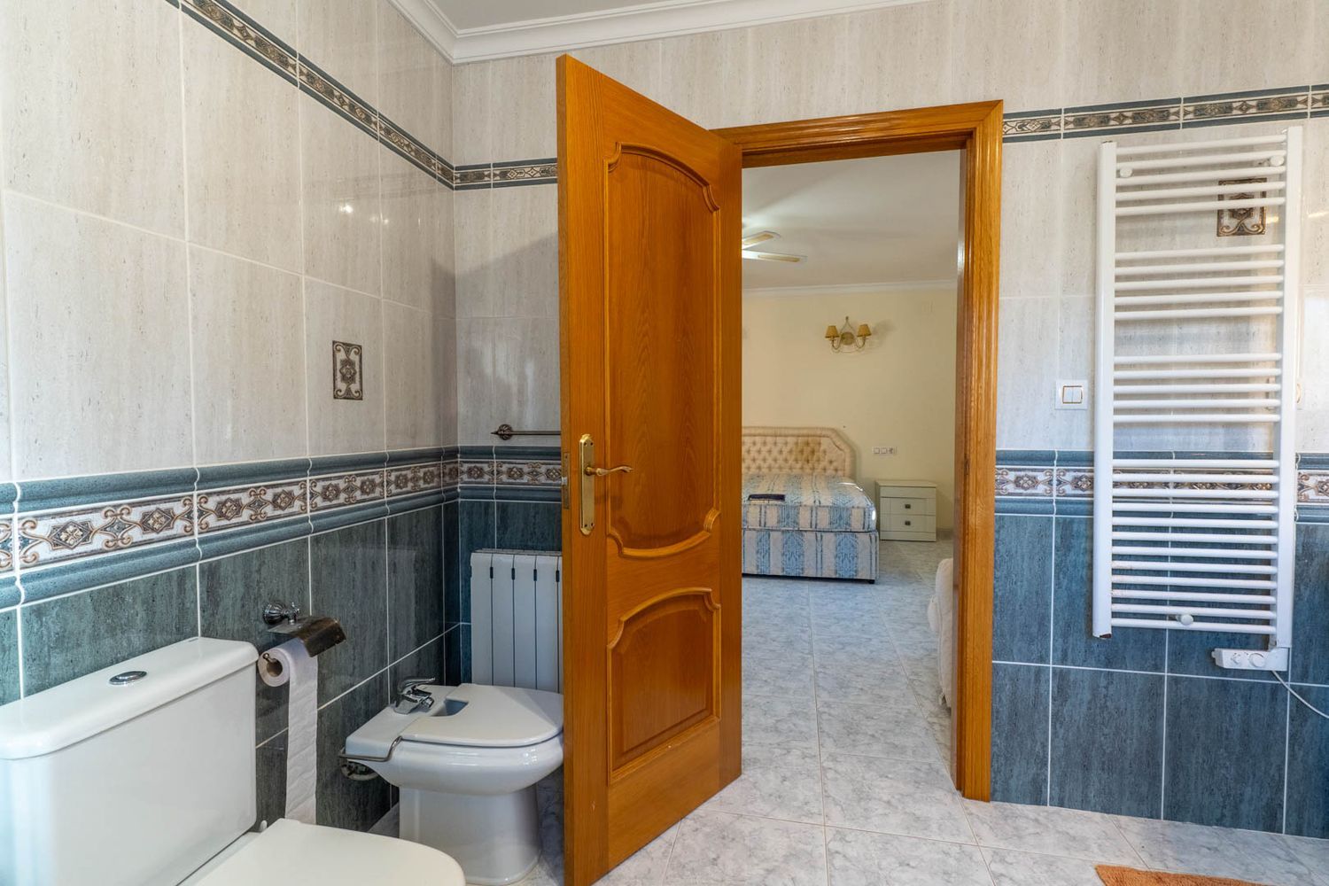 Villa de estilo mediterráneo en venta en Jalón con piscina privada y potencial de inversión