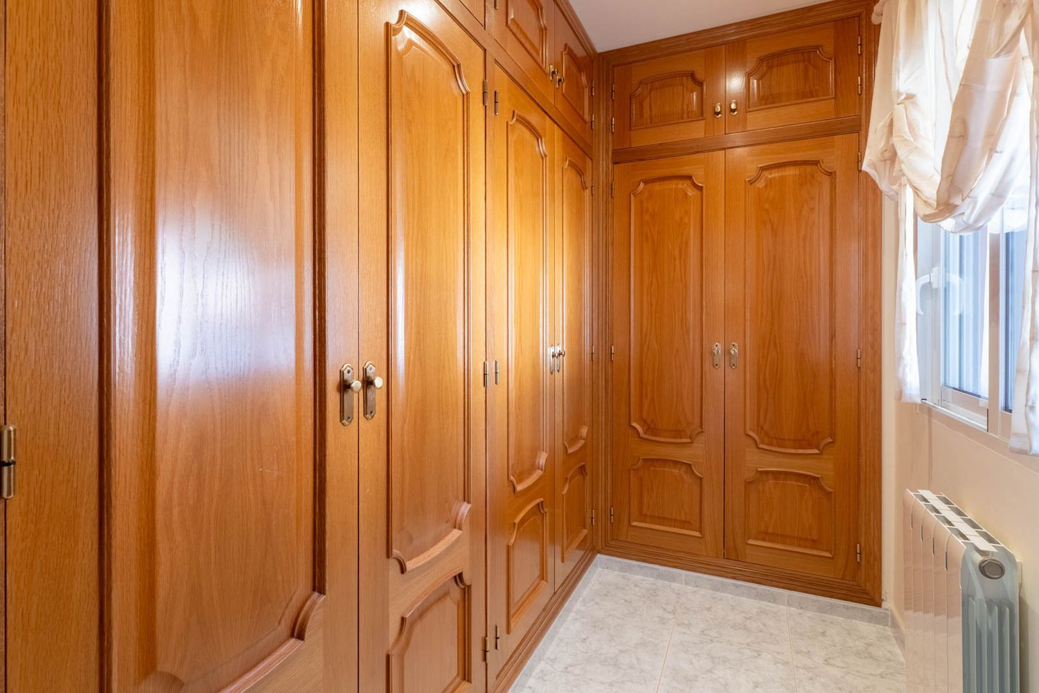 Villa de estilo mediterráneo en venta en Jalón con piscina privada y potencial de inversión