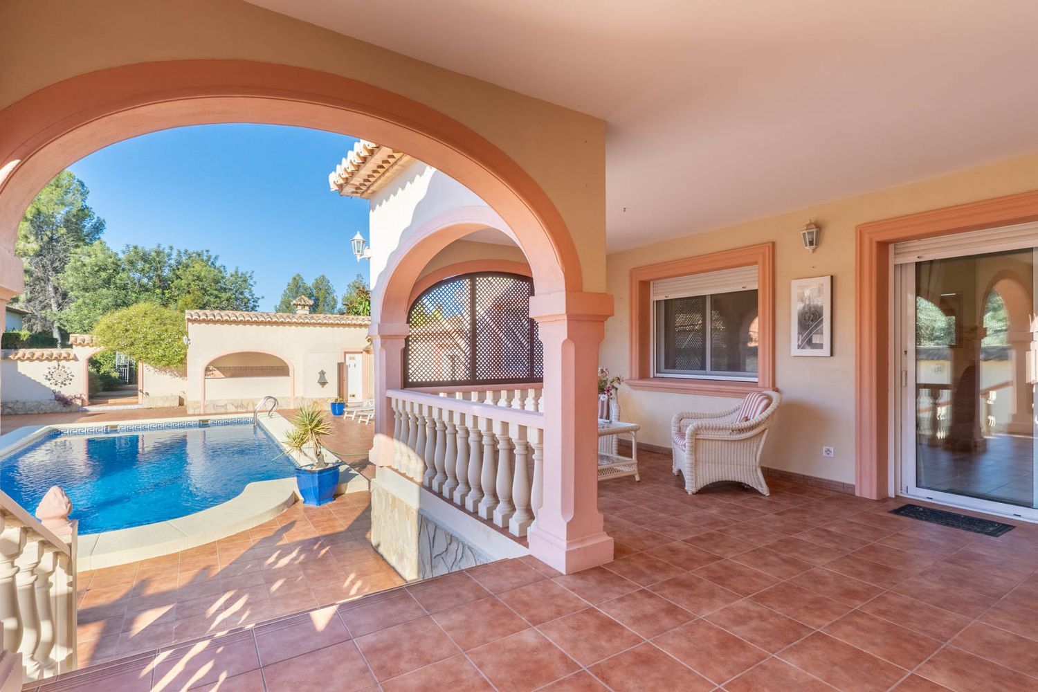 Villa de estilo mediterráneo en venta en Jalón con piscina privada y potencial de inversión