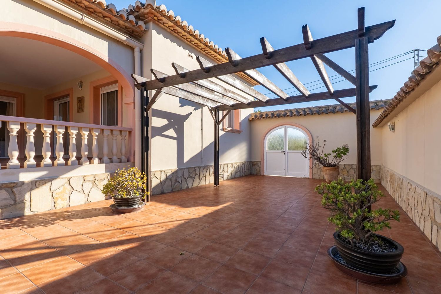 Villa de estilo mediterráneo en venta en Jalón con piscina privada y potencial de inversión