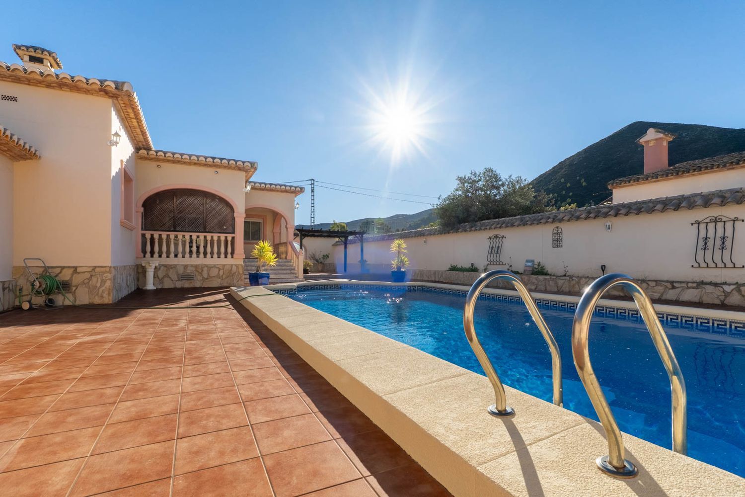 Villa de estilo mediterráneo en venta en Jalón con piscina privada y potencial de inversión
