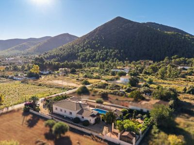 Villa de estilo mediterráneo en venta en Jalón con piscina privada y potencial de inversión