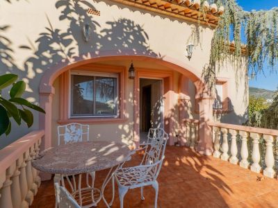Villa de estilo mediterráneo en venta en Jalón con piscina privada y potencial de inversión