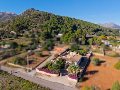 Villa de estilo mediterráneo en venta en Jalón con piscina privada y potencial de inversión