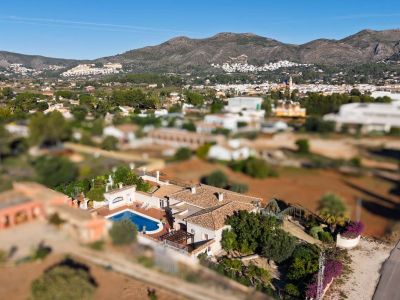 Villa de estilo mediterráneo en venta en Jalón con piscina privada y potencial de inversión