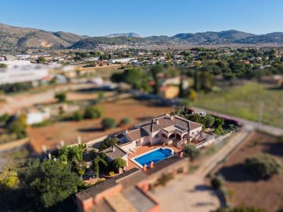 Villa de estilo mediterráneo en venta en Jalón con piscina privada y potencial de inversión