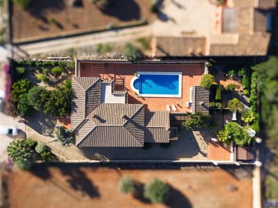 Villa de estilo mediterráneo en venta en Jalón con piscina privada y potencial de inversión