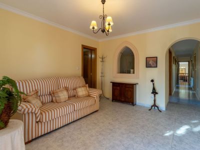 Villa de estilo mediterráneo en venta en Jalón con piscina privada y potencial de inversión
