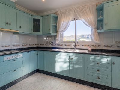 Villa de estilo mediterráneo en venta en Jalón con piscina privada y potencial de inversión